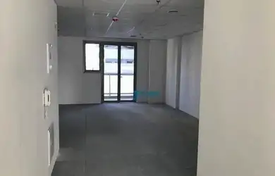 Imagem: O depósito possui 5 Vagas na garagem e 120m² de Área e está