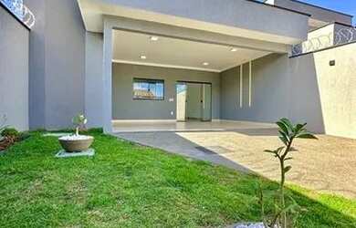 Imagem: A casa possui 3 Dormitórios, 3 Banheiros, 4 Vagas na garagem