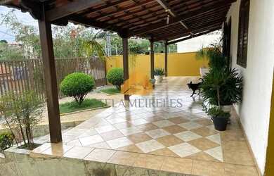 Imagem: A casa possui 3 Dormitórios, 2 Banheiros, 4 Vagas na garagem