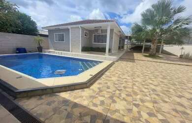 Imagem: A casa possui 3 Dormitórios, 3 Banheiros, 3 Vagas na garagem