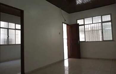 Imagem: A casa possui 3 Dormitórios, 2 Banheiros, 240m² de Área e