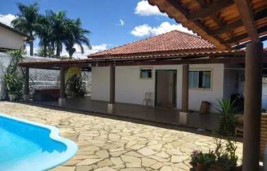 Imagem: A casa em condomínio possui 4 Dormitórios, 4 Banheiros, 5