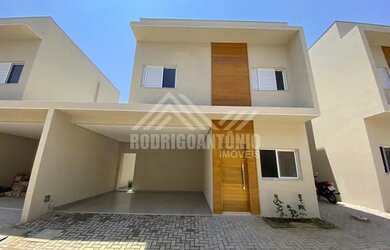 Imagem: A casa possui 3 Dormitórios, 2 Banheiros, 2 Vagas na garagem