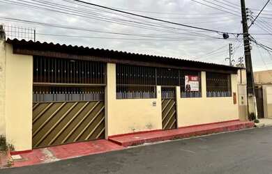 Imagem: A casa possui 3 Dormitórios, 4 Banheiros, 3 Vagas na garagem