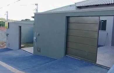 Imagem: A casa possui 2 Dormitórios, 2 Banheiros, 2 Vagas na garagem