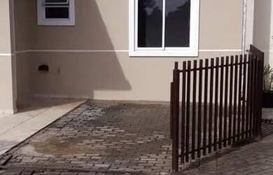 Imagem: A casa em condomínio possui 3 Dormitórios, 1 Banheiro, 2 Vagas