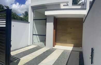 Imagem: A casa possui 3 Dormitórios, 2 Banheiros, 2 Vagas na garagem