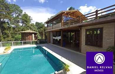 Imagem: A casa possui 4 Dormitórios, 5 Banheiros, 4 Vagas na garagem