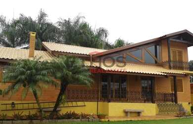 Imagem: A casa possui 3 Dormitórios, 4 Banheiros, 5 Vagas na garagem