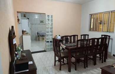 Imagem: A casa possui 2 Dormitórios, 1 Banheiro, 2 Vagas na garagem