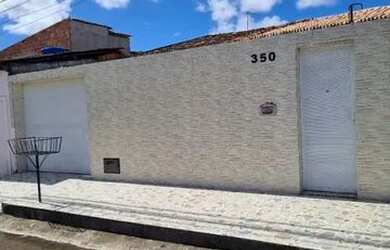 Imagem: A casa possui 3 Dormitórios, 2 Banheiros, 2 Vagas na garagem