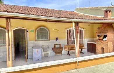 Imagem: A casa possui 2 Dormitórios, 2 Banheiros, 4 Vagas na garagem