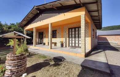 Imagem: A casa possui 3 Dormitórios, 1 Banheiro, 2 Vagas na garagem