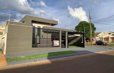 Imagem: A casa possui 3 Dormitórios, 2 Banheiros, 4 Vagas na garagem