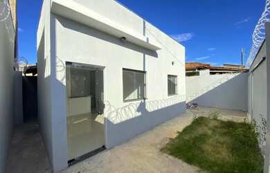 Imagem: A casa possui 2 Dormitórios, 1 Banheiro, 2 Vagas na garagem