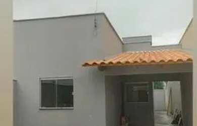 Imagem: A casa possui 3 Dormitórios, 1 Banheiro, 1 Vaga na garagem