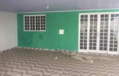 Imagem: A casa possui 3 Dormitórios, 2 Banheiros, 2 Vagas na garagem