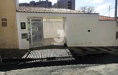 Imagem: A casa possui 3 Dormitórios, 2 Banheiros, 3 Vagas na garagem