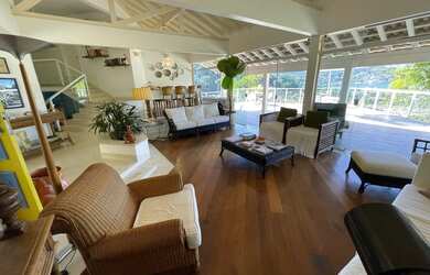 Imagem: A casa possui 5 Dormitórios, 5 Banheiros, 5 Vagas na garagem