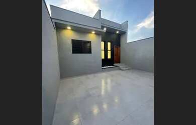 Imagem: A casa possui 3 Dormitórios, 2 Banheiros, 2 Vagas na garagem