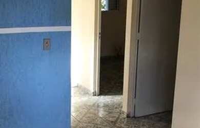 Imagem: A casa possui 2 Dormitórios, 1 Banheiro, 2 Vagas na garagem