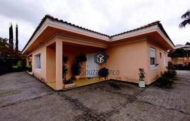 Imagem: A casa possui 3 Dormitórios, 1 Banheiro, 5 Vagas na garagem