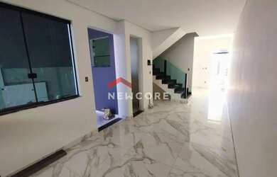 Imagem: A casa possui 3 Dormitórios, 1 Banheiro, 2 Vagas na garagem