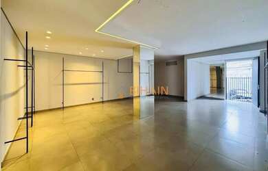 Imagem: A casa possui 4 Dormitórios, 4 Banheiros, 4 Vagas na garagem