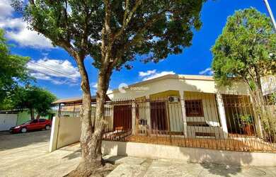 Imagem: A casa possui 2 Dormitórios, 2 Banheiros, 2 Vagas na garagem