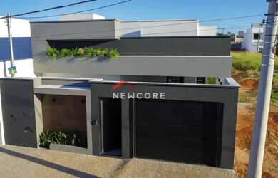 Imagem: A casa possui 3 Dormitórios, 3 Banheiros, 2 Vagas na garagem