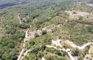 Imagem: O terreno possui 2.737m² de Área e está localizado em Porto