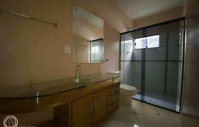 Imagem 8: Ampla Residência de 2 Andares com 6 Dormitórios, Área de Festas e Localização...