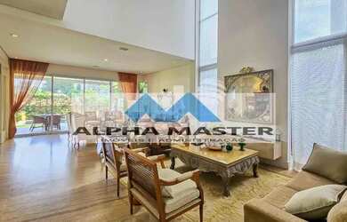 Imagem: A casa em condomínio possui 4 Dormitórios, 5 Banheiros e 560m²