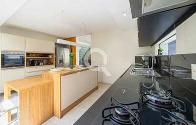 Imagem 12: Imóvel para aluguel e venda tem 293 metros quadrados com 4 quartos