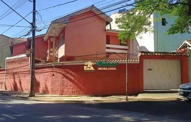 Imagem: A casa possui 3 Dormitórios, 2 Banheiros, 4 Vagas na garagem