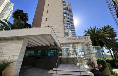 Imagem: O apartamento possui 3 Dormitórios, 1 Banheiro, 2 Vagas na