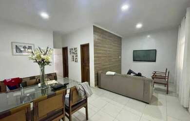 Imagem: A casa possui 3 Dormitórios, 2 Banheiros, 2 Vagas na garagem