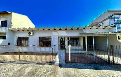 Imagem: A casa possui 3 Dormitórios, 2 Banheiros, 2 Vagas na garagem