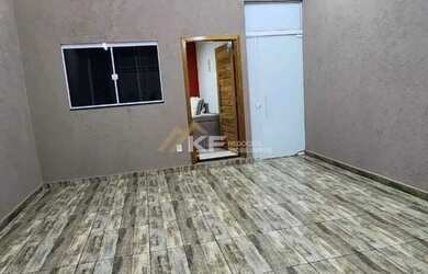 Imagem: A casa possui 3 Dormitórios, 2 Banheiros, 2 Vagas na garagem