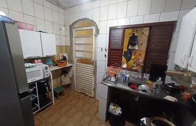 Imagem: A casa possui 3 Dormitórios, 1 Banheiro, 4 Vagas na garagem