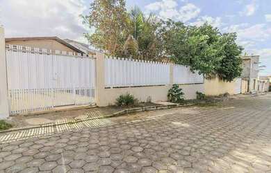 Imagem: A casa possui 5 Dormitórios, 3 Banheiros, 5 Vagas na garagem