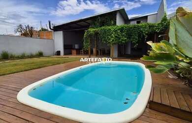 Imagem: A casa possui 1 Dormitório, 2 Banheiros, 5 Vagas na garagem