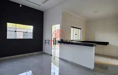 Imagem: A casa possui 2 Dormitórios, 1 Banheiro, 2 Vagas na garagem