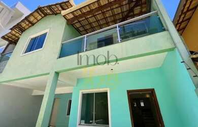 Imagem: A casa possui 3 Dormitórios, 2 Banheiros, 2 Vagas na garagem