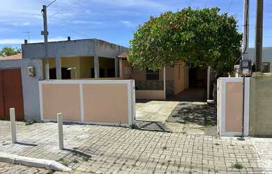 Imagem: A casa possui 1 Dormitório, 2 Banheiros, 2 Vagas na garagem