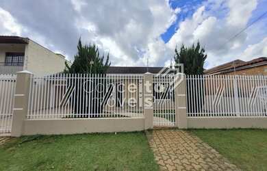 Imagem: A casa possui 3 Dormitórios, 2 Banheiros, 5 Vagas na garagem