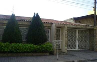 Imagem: A casa possui 3 Dormitórios, 2 Banheiros, 2 Vagas na garagem