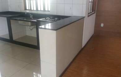 Imagem: A casa possui 3 Dormitórios, 1 Banheiro, 2 Vagas na garagem