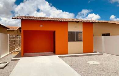 Imagem: A casa possui 3 Dormitórios, 2 Banheiros, 2 Vagas na garagem