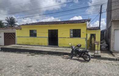 Imagem: A casa possui 2 Dormitórios, 1 Banheiro e está localizado